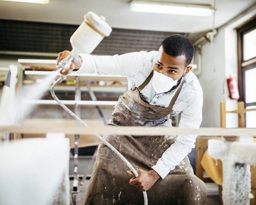 Lackierer bei der Arbeit